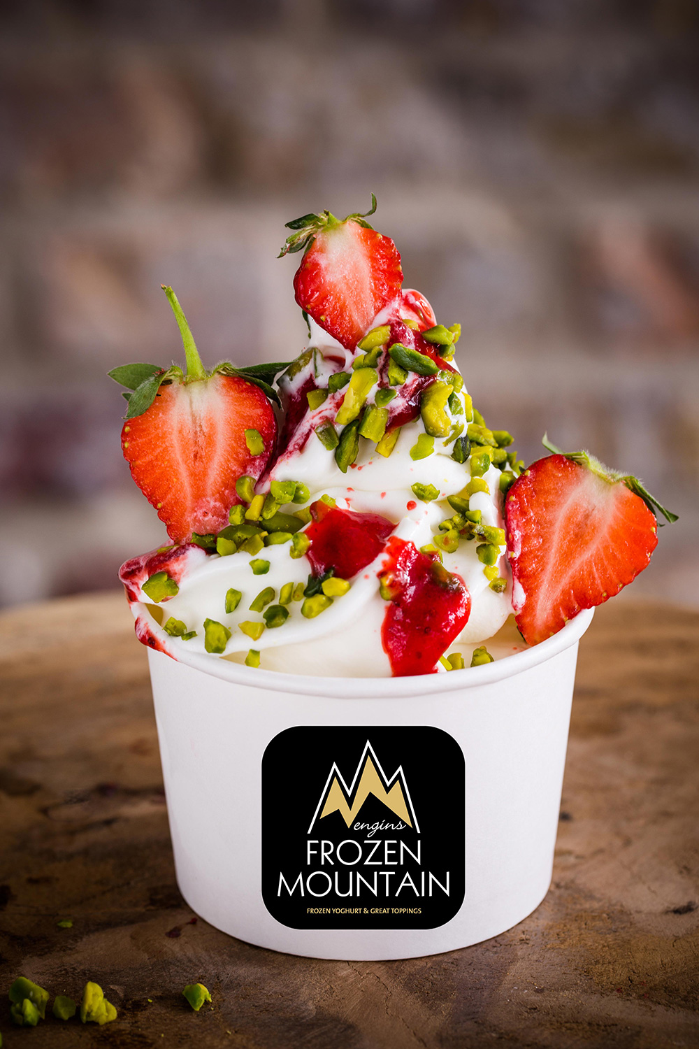 Frozen_Mountain_Bayreuth_Frozen_Yoghurt_Topping_Erdbeere_Pistazie